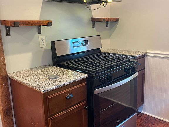 3rd image of 17 Hoyt St
