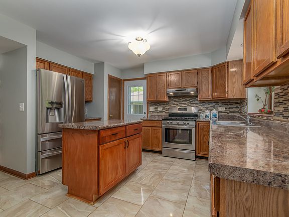 5th image of 150 Starwood Dr