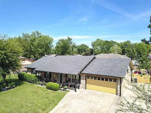 2nd image of 2907 Parkwood Dr