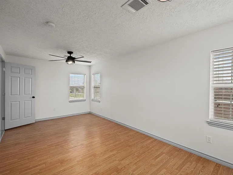 325 E A St — Photo 14