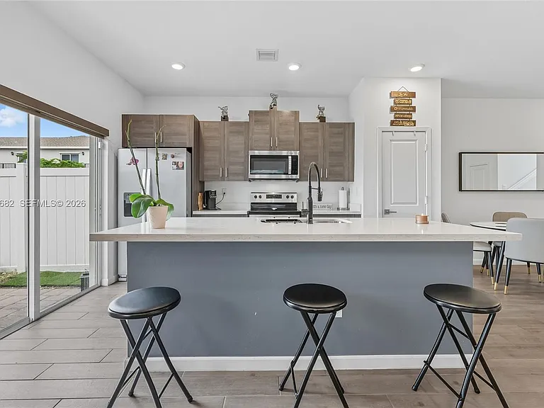 805 SE 18th St #805 — Photo 9