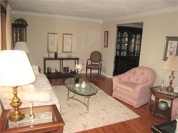 3rd image of 2060 Alberta Dr