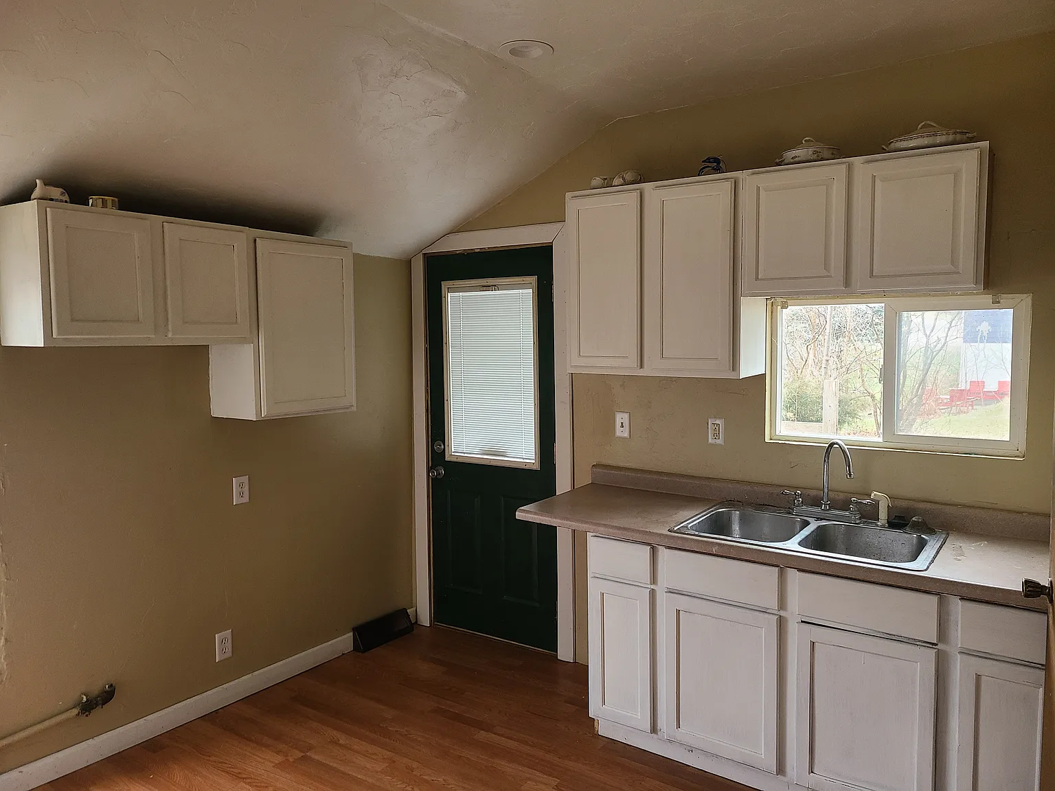 5 bed, 1600 sqft, $1,600 — Photo 3