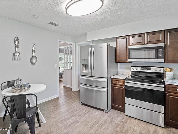4th image of 3945 Chestwood Ave