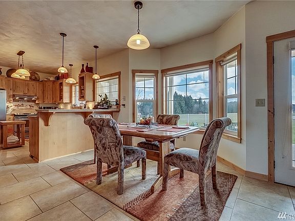 Enjoy the open breakfast nook area, perfect for entertaining large gatherings. 