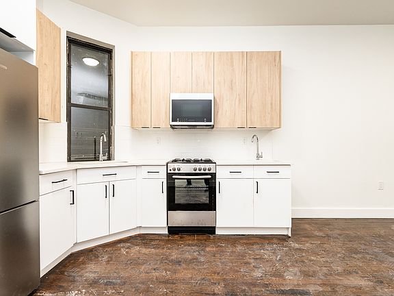 3rd image of 637 Willoughby Ave #1D