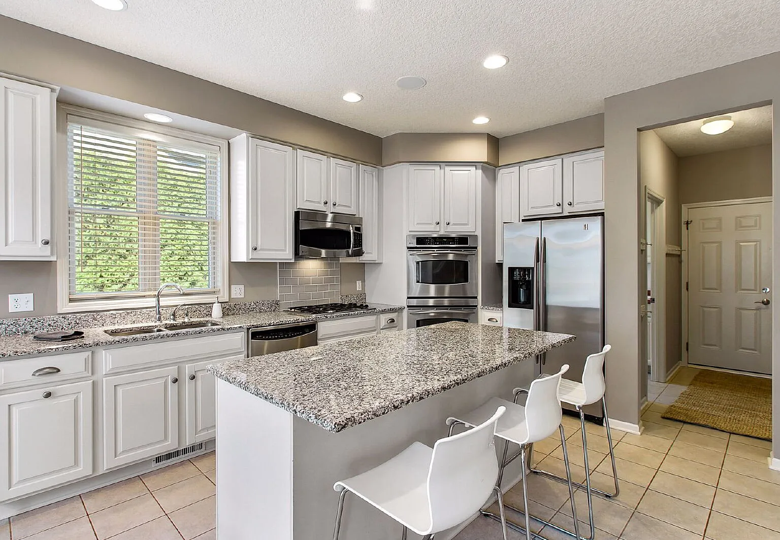 Luxurious 4-Bedroom Retreat w/Walk out in Orono Schools — Photo 2