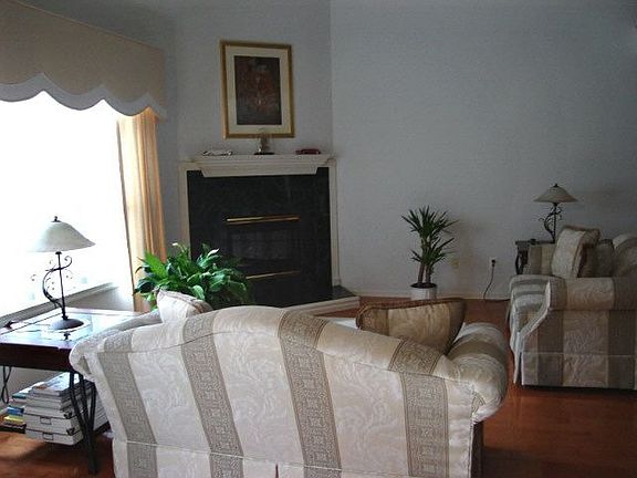 Living room w/gas fireplace