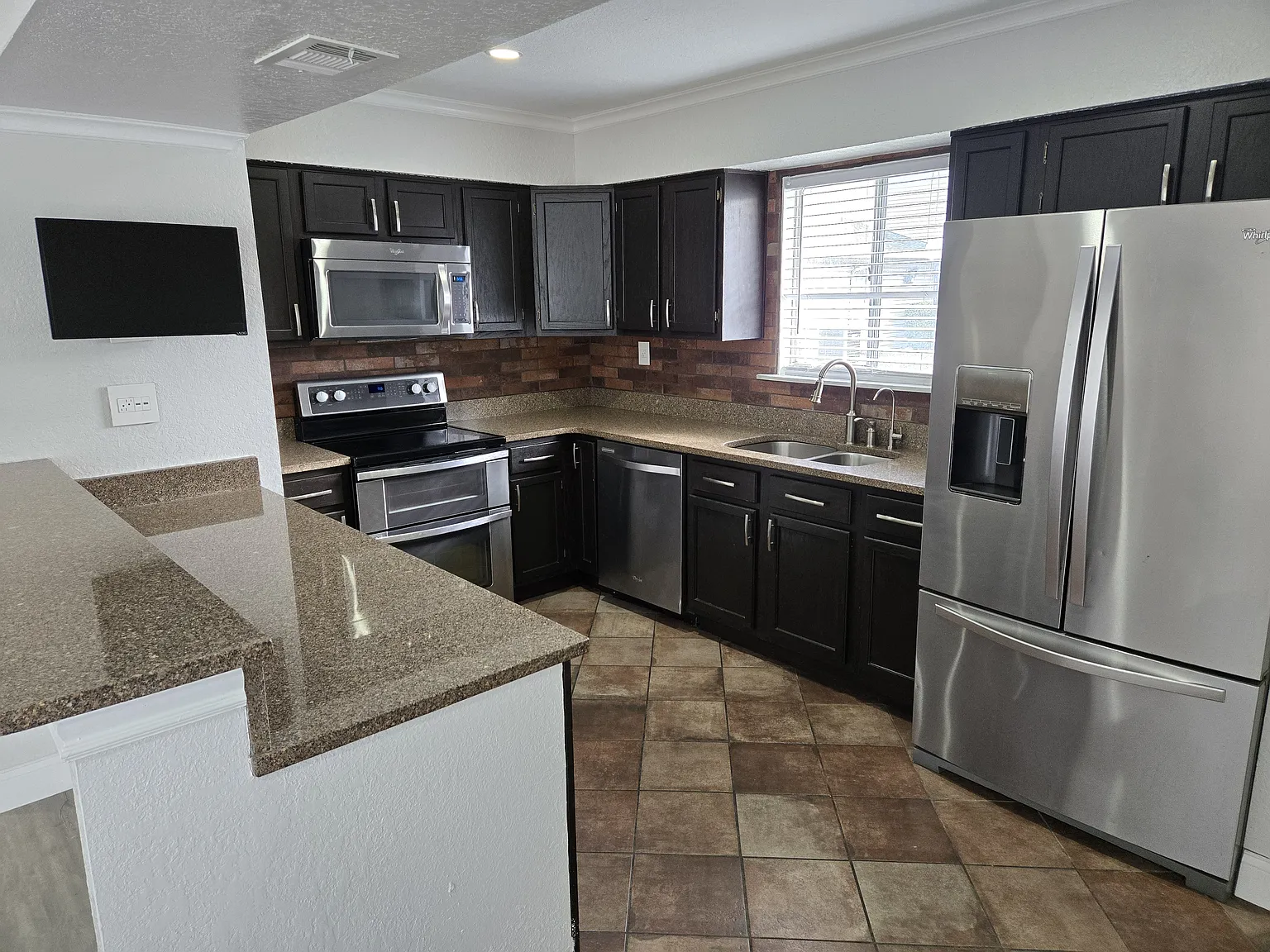 2 bed, 992 sqft, $1,690 — Photo 2