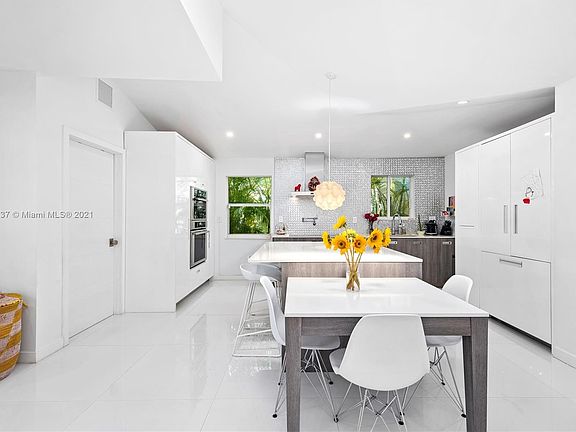 5th image of 2315 Tequesta Ln