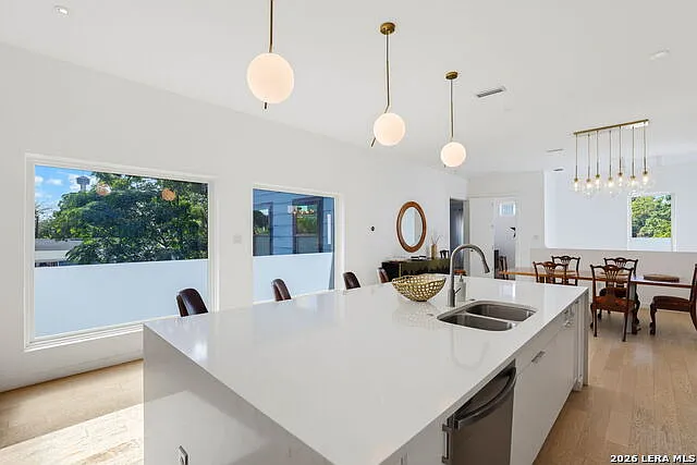 4 bed, 2.5 bath, 3000 sqft, $3,400 — Photo 4