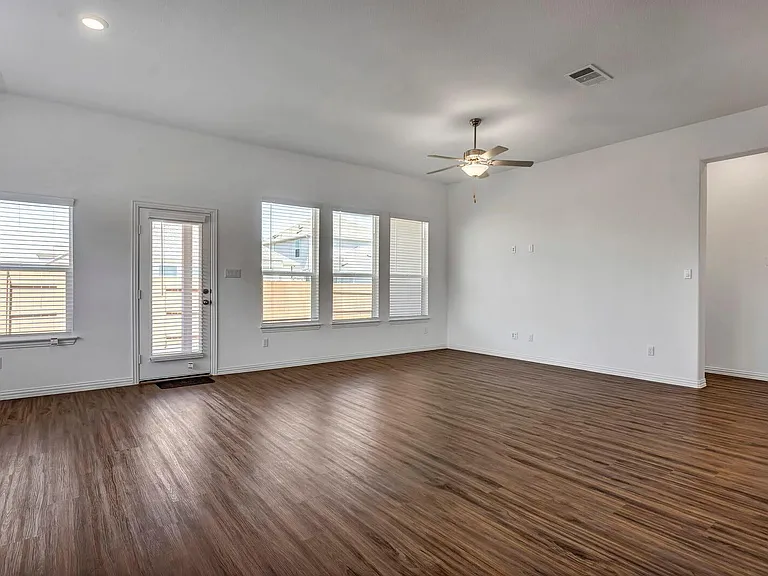 506 Sixpence Ln — Photo 14