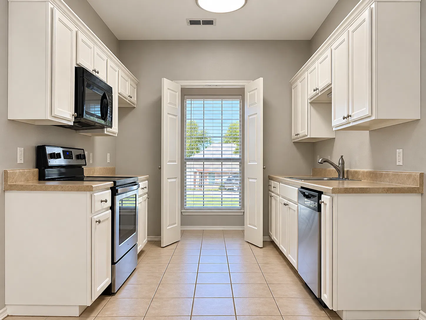 3 bed, 1100 sqft, $1,550 — Photo 3