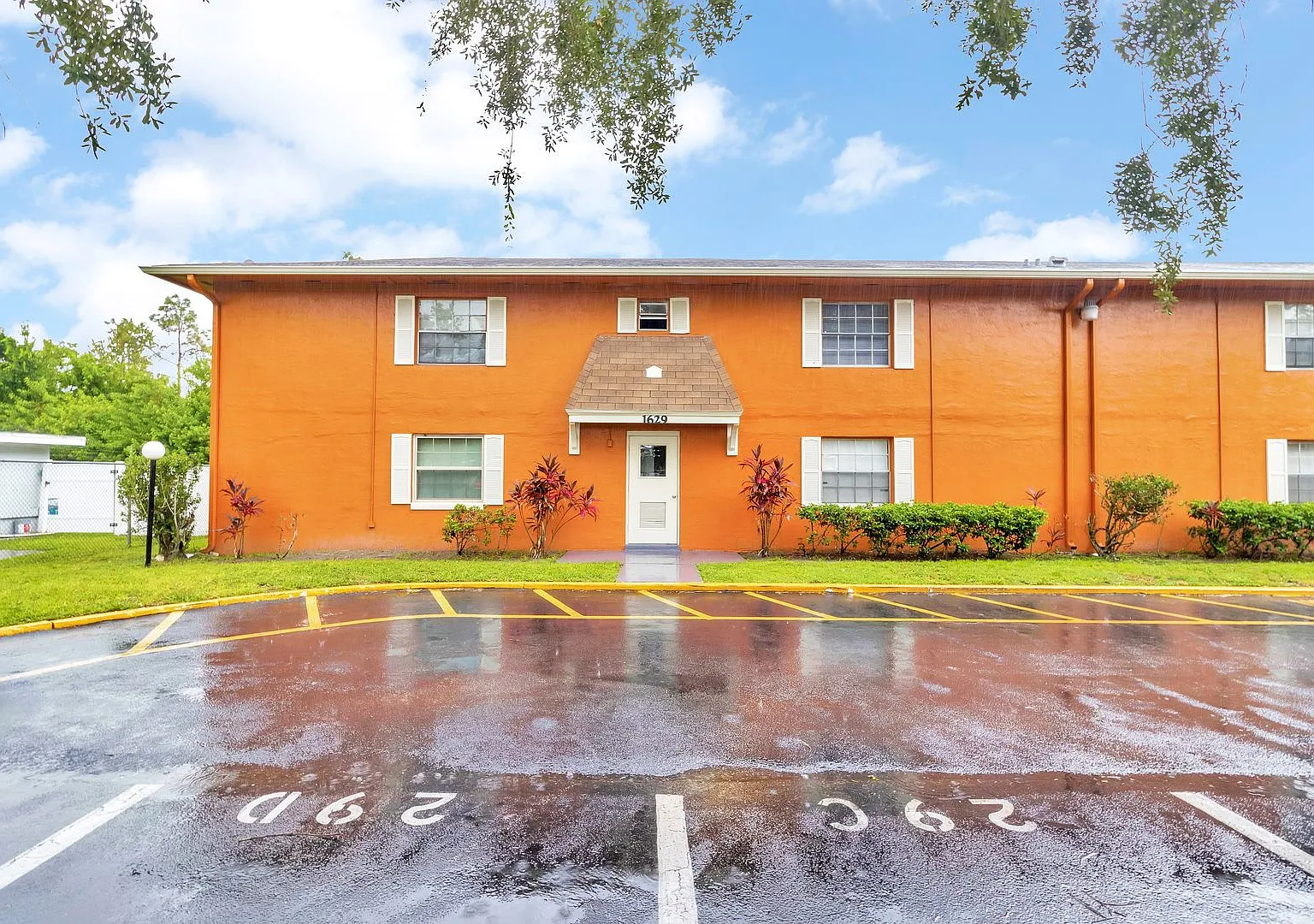1 Bed / 1 Bath Updated Kitchen and Bathroom price reduced to $1,050/month (Water Included) — Photo 1
