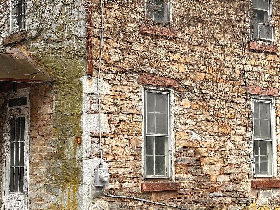 2nd image of 313 Boyd St
