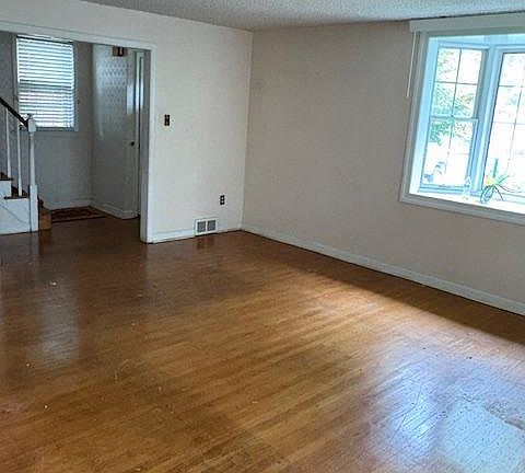 4th image of 17 W Greenwood Ave