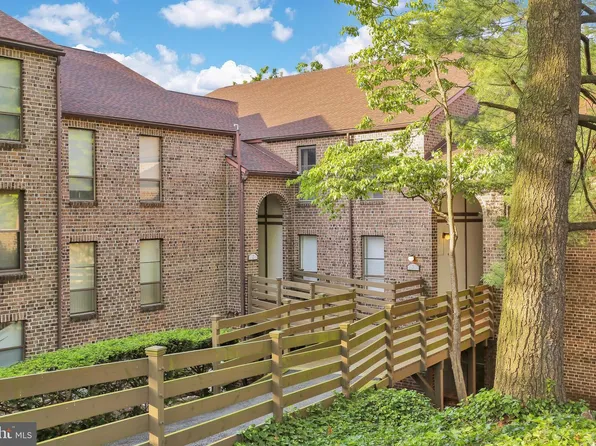 2 E Fairway Rd, Reading, PA 19607