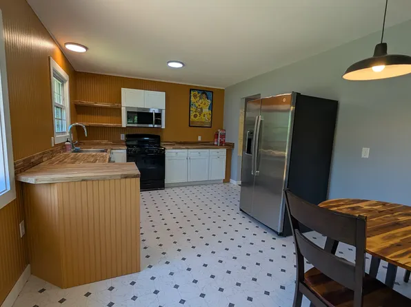 136 Country Club Dr E, South Burlington, VT 05403