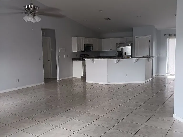 3411 32nd St SW — Photo 3
