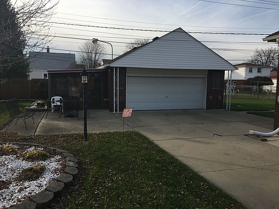 2.5 car garage with sun room