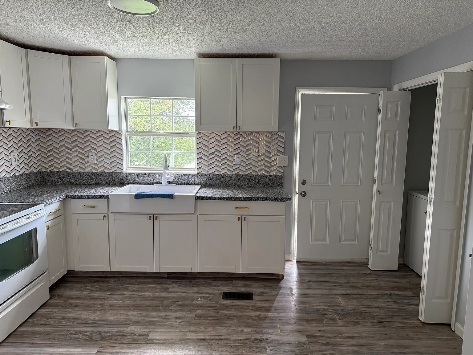 2 bed, 850 sqft, $1,375 — Photo 3