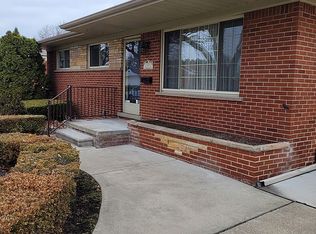 27092 N Pleasant Rdg, Dearborn Heights, MI 48127