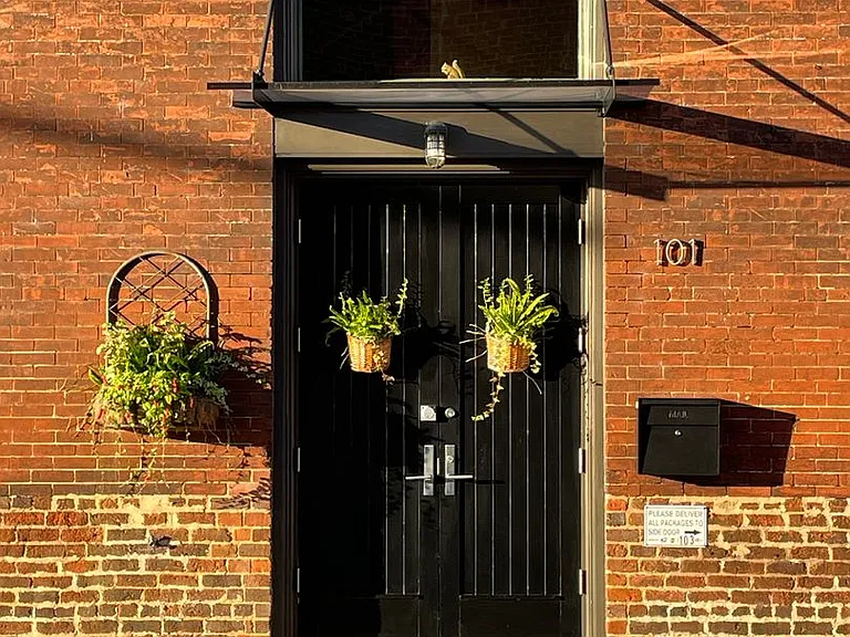 101 W 2nd St — Photo 1