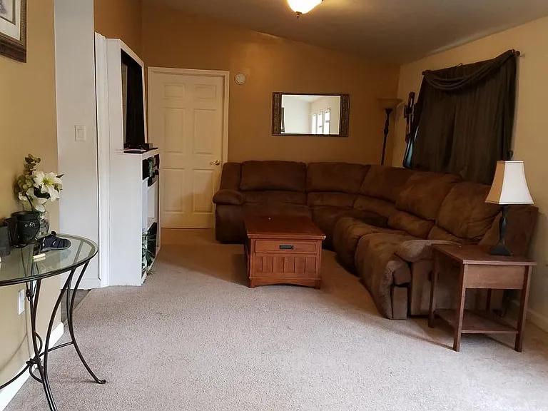 2210 Mallard Dr — Photo 2
