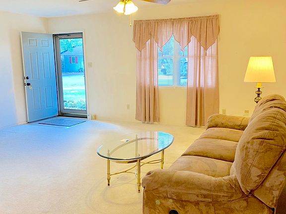 4th image of 1101 Oakwood Ln