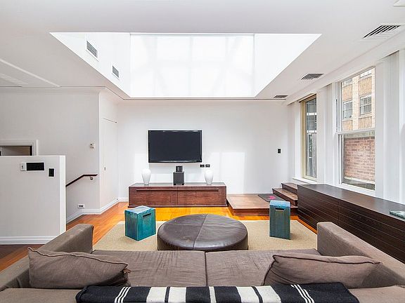 2nd image of 55 Wall St APT 942