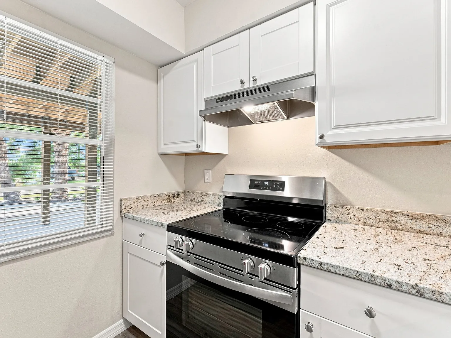 2 bed, 1.5 bath, 910 sqft, $1,800 — Photo 4