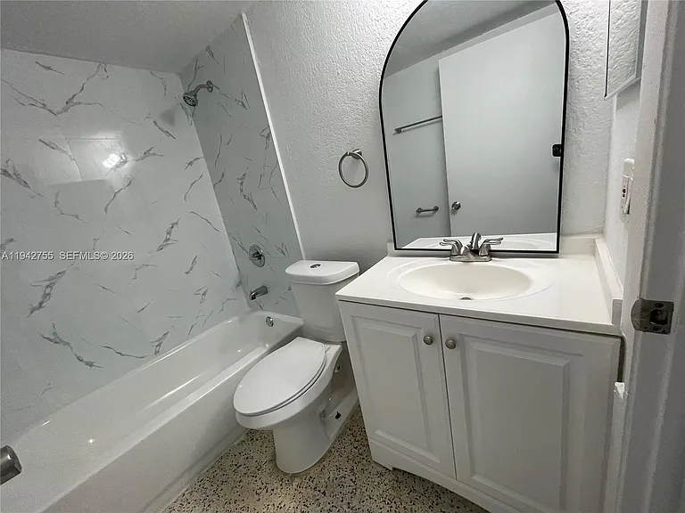 142 SW 18th Ave #19 — Photo 14