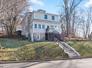 24 Stuart St, Newton, NJ 07860