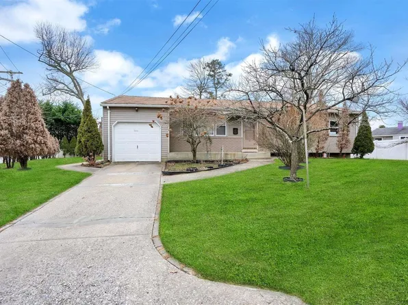 1050 Karshick Street, Bohemia, NY 11716