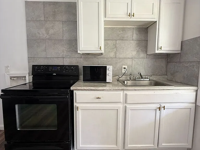 806 Armory Dr #B — Photo 2