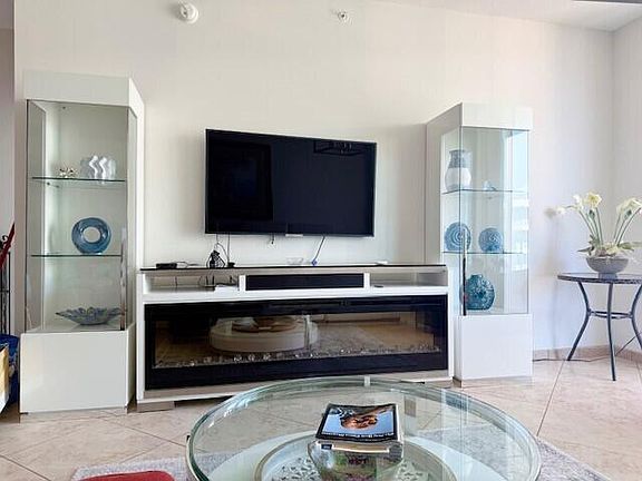 3rd image of 625 Casa Loma Blvd #Penthouse 9