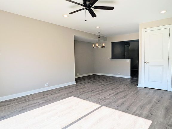 4th image of 9463 Bay Colony Dr