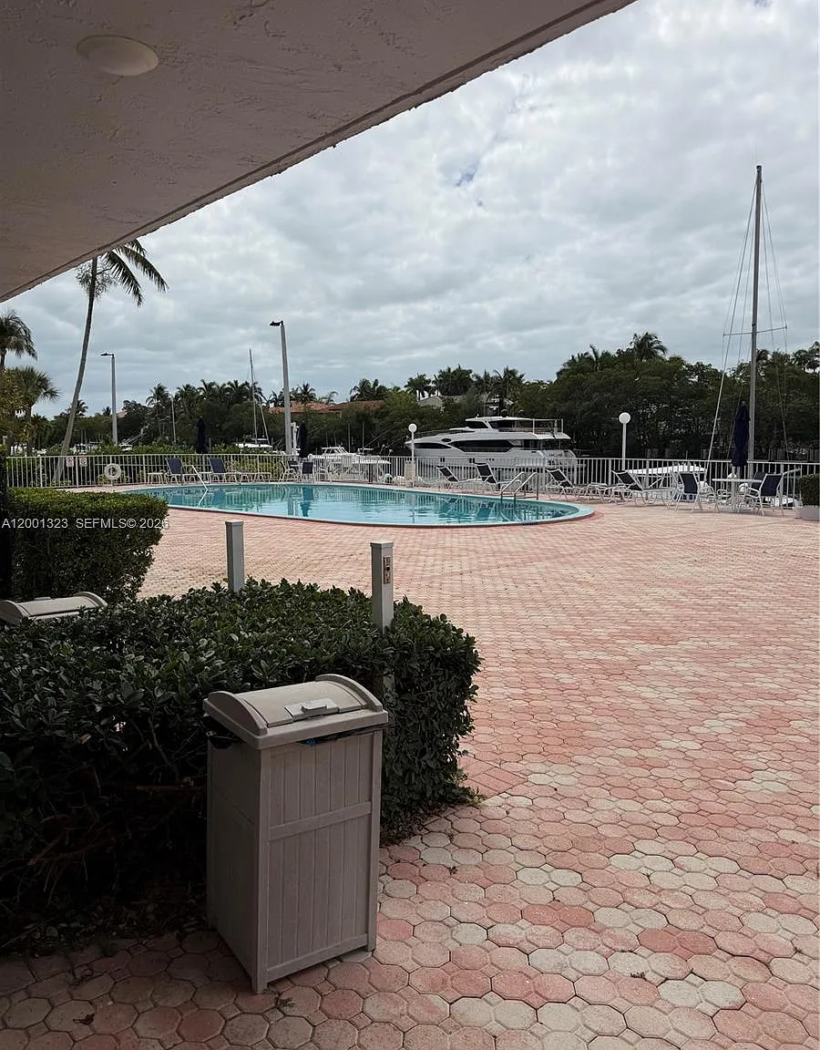 Waters Edge Of Coral Gabl — Photo 2