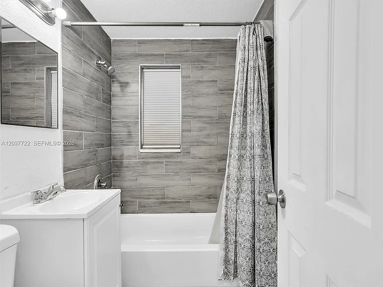 157 NE 6th Ct — Photo 14