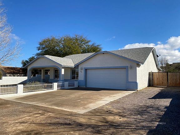 2nd image of 203 E Saddlehorn Dr