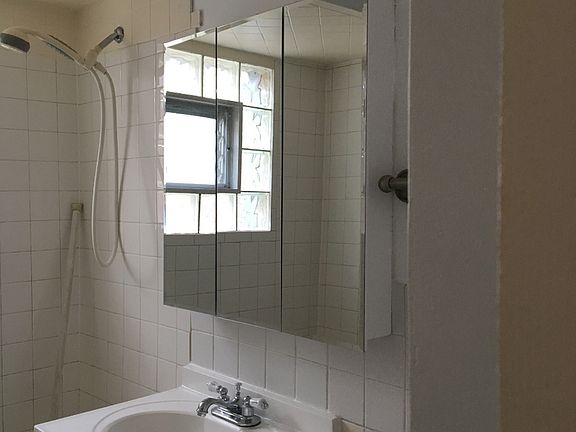 4th image of 6844 N Ottawa Ave