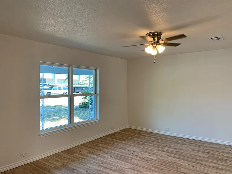 820 W Crawford St — Photo 3