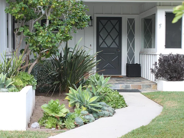 1207 Devon Ln — Photo 1