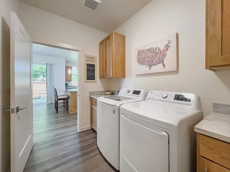 595 Silver Ln — Photo 26