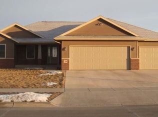 210 Knoll Ridge Dr, Hills, IA 52235