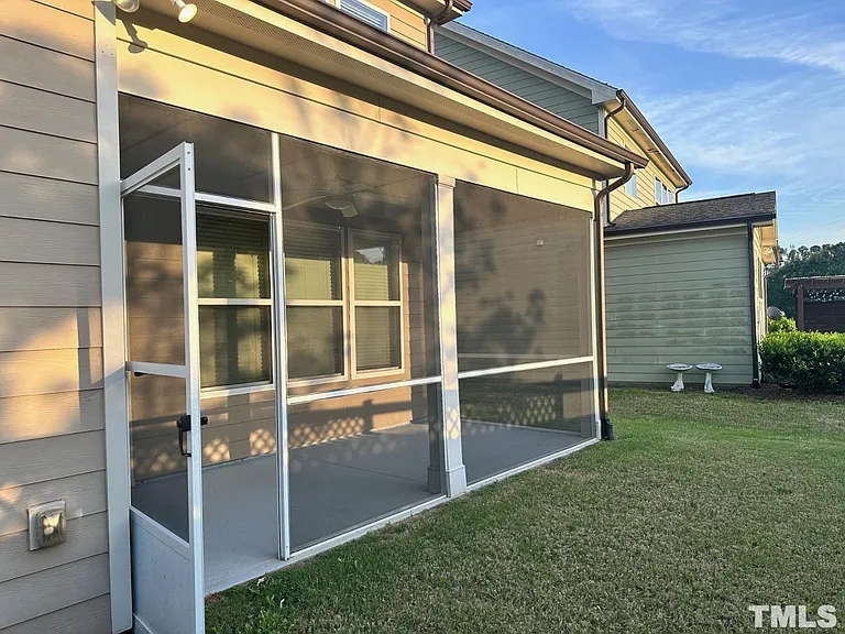 145 Begen St — Photo 32