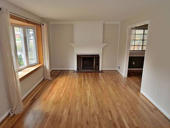 Wide LR w/fireplace