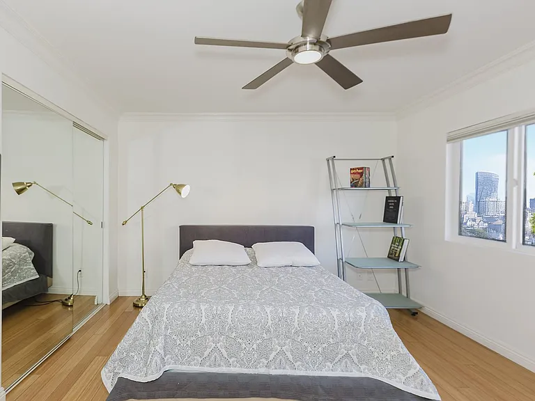 1154 S Barrington Ave — Photo 6