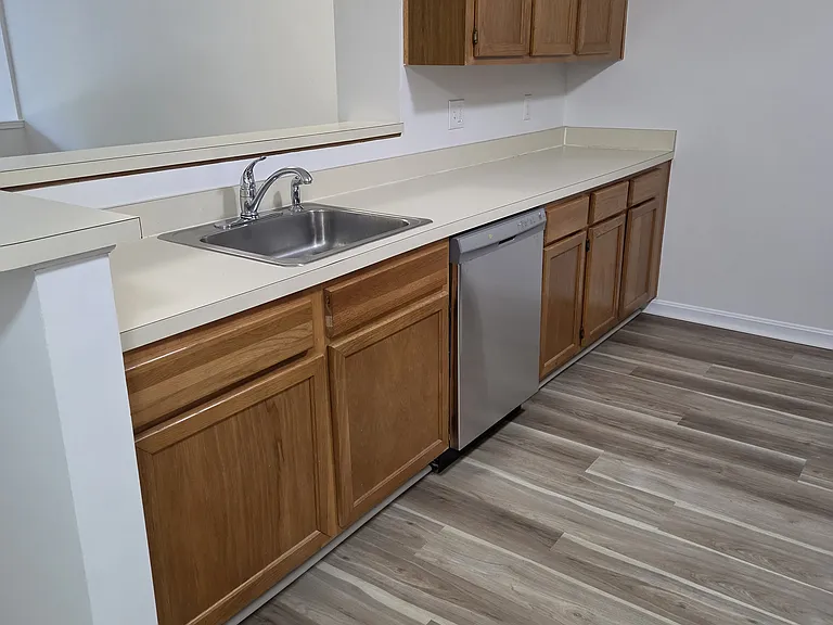 1100 Quaker Hill Dr #127 — Photo 4