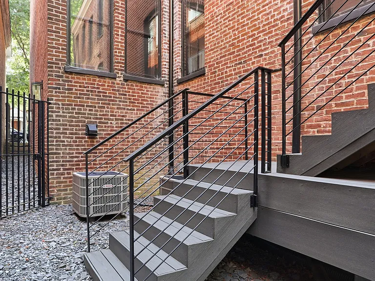 2608 E Broad St #2 — Photo 41